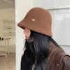 Nuevo sombrero de pescador de color liso para otoño e invierno para mujer, diseñado para hacer que la cara parezca más pequeña, tejido, cálido, versátil y adecuado para tamaños de cabeza más grandes