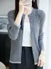 Estilo de duas peças, blocos de cor, tricotado em ponto trançado retrô, lã fina de 48 contagens, primavera/outono, gola redonda, moderno, casaco suéter de tricô slim fit para mulheres