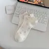 Meias Curtas Bordadas com Gato de Desenho Estilo Japonês Soft Girl para Mulheres, Versáteis e Respiráveis, Adequadas para Combinar com Tênis Brancos