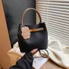 Bolso cruzado de un solo hombro casual de moda con textura simple, bolso de personalidad de estilo nuevo, bolso tipo cubo para mujer, tendencia de invierno 2026