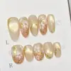 30 Piezas de Uñas Portátiles Forma Almendra Ojo de Gato Chapadas en Oro con Flores Pintadas y Parches de Uñas con Gradiente Dorado en Stock