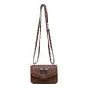 El popular bolso pequeño cuadrado retro de estilo coreano de este año para mujer es el nuevo modelo de verano 2026 con cadena de mariposa, disponible como bolso de hombro o bolso cruzado.