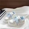 Zapatillas retro estilo campus para mujer, nueva colección primavera/otoño 2026, zapatos blancos casuales de suela gruesa, zapatos que aumentan la altura para estudiantes