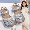 Sandálias Versáteis da Moda para Meninas 2026 Novo Estilo de Verão Sapatos Fechados Vazados de Princesa para Crianças Maiores Sandálias Trançadas