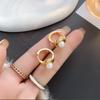 Nueva primavera nueva moda simple círculo incrustado perla hebilla oreja nicho alta calidad oro incrustado jade pendientes cobre bolsa oro tachuelas oreja