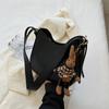 Bolso de comercio exterior transfronterizo, pequeño bolso cuadrado para mujer, bolso de hombro de alta gama de moda, bolso cruzado retro simple y explosivo para mujer.