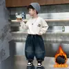 Calça Infantil Inverno 2026 Nova Crianças Espessada Quente Jeans Longa Menino Tendência Cool Calça de Perna Curva Forrada com Lã