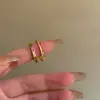 Anel Aberto com Zircônia Banhado a Ouro Real 18K, Design Simples e Estiloso, Anel Versátil para o Dedo Indicador com uma Vibração Única e Elegante
