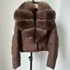 26 Nuevas Chaquetas de Plumas Cortas de Moda para Mujer Estilo Invierno para Figuras Pequeñas con Elegante Cuello Oversize de Piel de Zorro Real