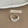 Anillo de Metal Irregular Ondulado Mate Retro para Mujer con Diseño de Nicho, Elegante y Moderno