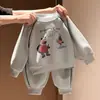 Conjunto de Moletom com Forro de Lã e Urso para Meninos Outono/Inverno 2026 Estilo Coreano Roupas Infantis Roupas para Crianças Roupas de Bebê Roupas de Inverno