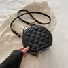 Bolsa Pequena Redonda de Textura Preta de Alta Qualidade Feminina Nova Tendência Outono e Inverno 2024 Versátil Redonda Romboidal de Ombro Único Transversal para Mulheres