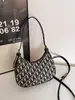 Bolsa de Ombro Transversal Bordada com Meia-Lua Moda Transfronteiriça Novo Estilo Carta Grande Capacidade Bolsa de Mão Europeia e Americana Retrô