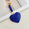 Pingente chaveiro em formato de coração cravejado de diamantes transfronteiriço, decoração criativa e fofa de bolsa em formato de coração de veludo de couro, chaveiro de carro