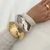 Europa y Estados Unidos pulsera metálica ancha lisa exagerada de frontera a frontera Pulsera de moda superficie de corte de grano de golpe pulsera con cierre de resorte