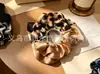 Al por mayor en stock scrunchies de encaje floral de cintura pequeña, scrunchies de satén con pedrería, gomas para el pelo, diademas