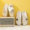 Qida Shun Nueva Pareja Lindo Dibujo Animado Letra Zapatos de Jardín Hombres y Mujeres Zapatos de Playa Venta al por Mayor