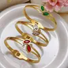 Pulseira Retrô com Cravação de Diamantes de Luxo Leve Moda Personalizada Europeia e Americana Aço Inoxidável Dourado Joias de Alto Padrão Nova Pulseira