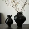 Vaso cerâmico rústico preto vintage estilo japonês, pote de cerâmica estilo wabi-sabi, peça decorativa para mesa de sala de estar de casa de temporada com senso de ambiente e adequado para flores secas