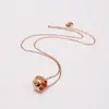 Collar de acero de titanio con estampado de cuadros de diamante estilo americano bañado en oro de 18K Red social coco Combinación de conjunto de pendientes de botón de cilindro de diamante