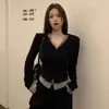 Camiseta de Manga Larga con Cuello en V Falsa de Dos Piezas Estilo Coreano para Mujer, Nuevo Diseño Corto Ajustado para Primavera y Otoño con una Camiseta Negra Debajo