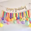 Actividad Escolar Pizarrón de Aula Globos Gruesos Borlas Serpentinas de Papel Cintas Papel Crepé Fondo Colorido Decoración de Pared