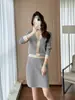 Traje Casual Estilo Chanel para Mujer, Conjunto de Dos Piezas de Cardigan Rayado de Punto con Cuello en V y Falda de Punto para Invierno, Elegante y con Estilo