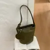 Bolsa de ombro de alta qualidade, vintage, nicho, transfronteiriça para mulheres, nova coleção de outono de 2026, bolsa de ombro leve de luxo com padrão trançado, bolsa de balde