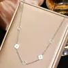[Collar de Acero de Titanio Chapado en Oro Real de 18K con Diseño Hueco de Trébol de Cuatro Hojas] Joyería Transfronteriza Cadena para Clavícula Accesorios de Lujo Ligero Venta al por Mayor para Mujeres