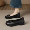 Sapatos de Salto Quadrado Único para Mulheres, Novo Modelo 2026 Primavera/Verão, Couro Macio, Sola Macia, Slip-On, Confortável, Hidratante, Estilo Primavera/Outono, Sapatos de Mãe, Sapatos de Couro