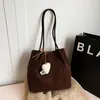 Bolso de Hombro Tipo Tote Grande de Gamuza Estilo Retro Japonés para Mujer Otoño Temprano 2025 Simple Casual Versátil para el Trabajo