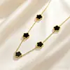 Conjunto de collar de flor de trébol de cinco hojas más vendido transfronterizo, conjunto de joyería de acero de titanio que conserva el color, estilo de lujo ligero al por mayor, directo del fabricante