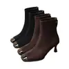 Botas curtas de salto alto com acabamento fosco para aumentar a altura para mulheres, novo estilo inverno 2026, sapatos de salto alto elegantes e estilosos, couro macio com forro de pelúcia, botas estilo Martin para mulheres