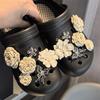 Nuevos zapatos de agujeros con ramo de flores zapatos flor alta sensación mariposa plateada perla hueso blanco desmontable hebilla de zapato decorativa