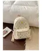 Mochila colorida con estampado de letras para mujer, una opción de nicho y ligera para niñas jóvenes, perfecta para salidas, hecha de cuero suave, con un estilo preppy adecuado para la escuela