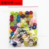 Botones, cuentas y cierres surtidos y coloridos en diseños semitransparentes, disponibles en varios estilos, incluyendo formas redondas e irregulares, para hacer joyería DIY