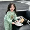 Conjunto estiloso e super fofo para meninas, novo modelo outono 2026, moletom com estampa de urso de desenho animado infantil e calça de moletom