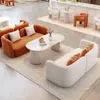 Sofá tipo cabina de estudio fotográfico color crema, mesa de selección, mesa de recepción de tienda de vestidos de novia, área de descanso en el patio, juego de mesa y sillas para discusión