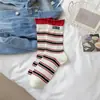 Meias Novas de Meia-Cança Listradas para Primavera e Verão com Punho Duplo, Meias Longas Versáteis com Letras em Tecido Sintético e Design Color-Blocking para Mulheres