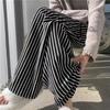 Calça de toalha macia e glutinosa texturizada para mulheres, novo estilo de primavera, calça listrada em preto e branco para mulheres, estilo preguiçoso, solta, com caimento, calça de perna larga