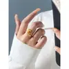 Anillo Flor Dorada para Mujer, Anillo Liso Nuevo, Artesanía Exquisita, Diseño de Nicho, Lujo Ligero, Gama Alta, Regalo Versátil