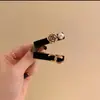 Exquisito pasador de camelia estilo Chanel 2023 Nuevo elegante pin de sujeción lateral para el pelo pin de pico de pato femenino
