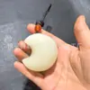 Ornamento de mão de jade afegão natural, cabo de nogueira estrela-lua, ornamento de bule de jade, selo leão Pixiu laranja de jade amarelo