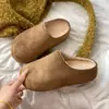 Zapatos Marrones de Suela Gruesa con Talón Abierto para Mujer 2026 Nuevo Estilo Invierno Más Terciopelo Más Espesamiento Aumento de Altura Calzado Exterior Pantuflas Cálidas de Punta Cerrada