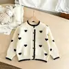 Conjunto de Duas Peças Suéter Cardigã Feminino com Recortes Coração Amor Tricô Outono Inverno Novo Estilo com Saia Plissada Casual Fofa