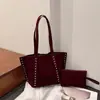 Bolsa Feminina de Camurça 2025 Nova Vintage Versátil Bolsa de Ombro com Rebites para Aula e Trajeto Bolsa Tote