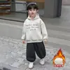 Conjunto de Roupas de Inverno para Meninos 2026 Novo Estilo Infantil Inverno Mais Veludo Lindo Pequeno Mestre Fashionável Menino de Bebê Super Bonito Tendência