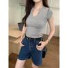 Playera de Manga Corta con Cuello en V para Mujer Verano 2025 Nuevo Diseño Coreano Sentido del Diseño Elegante Slim Gris Top Hombro Derecho