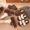 Pantuflas de invierno de suela gruesa con estampado de leopardo y forro polar, estilo nuevo de media pantufla, 2026, para mujeres menudas, pantuflas peludas para usar en exteriores, estilo retro