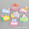 Materiales: Funda de Teléfono, Pegamento de Crema de Dibujos Animados DIY con Agujero en la Pared, Accesorios de Resina para Mochila Sanrio, Etiquetas de Letras, Decoraciones para Hebillas de Zapatos